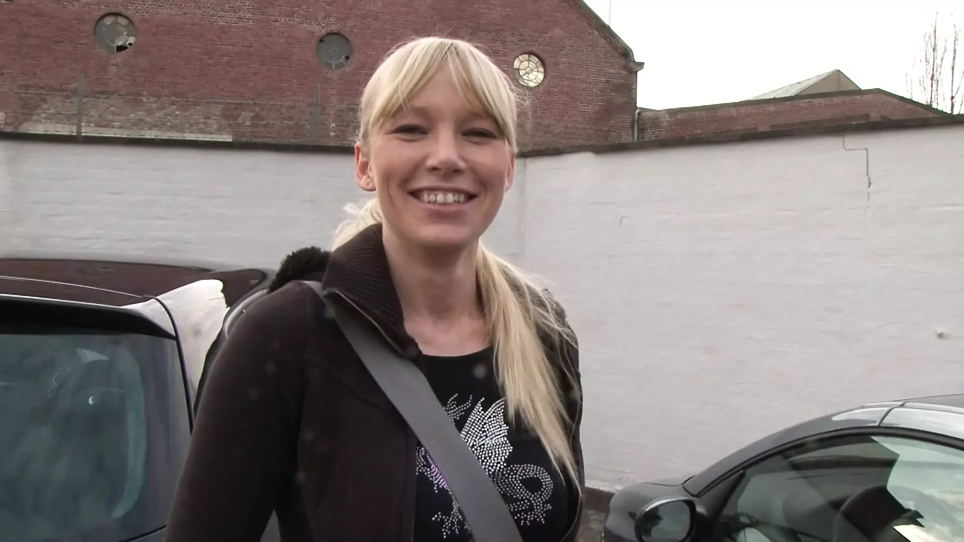 Blonde 18 jaehrige kommt zum date und masturbiert!