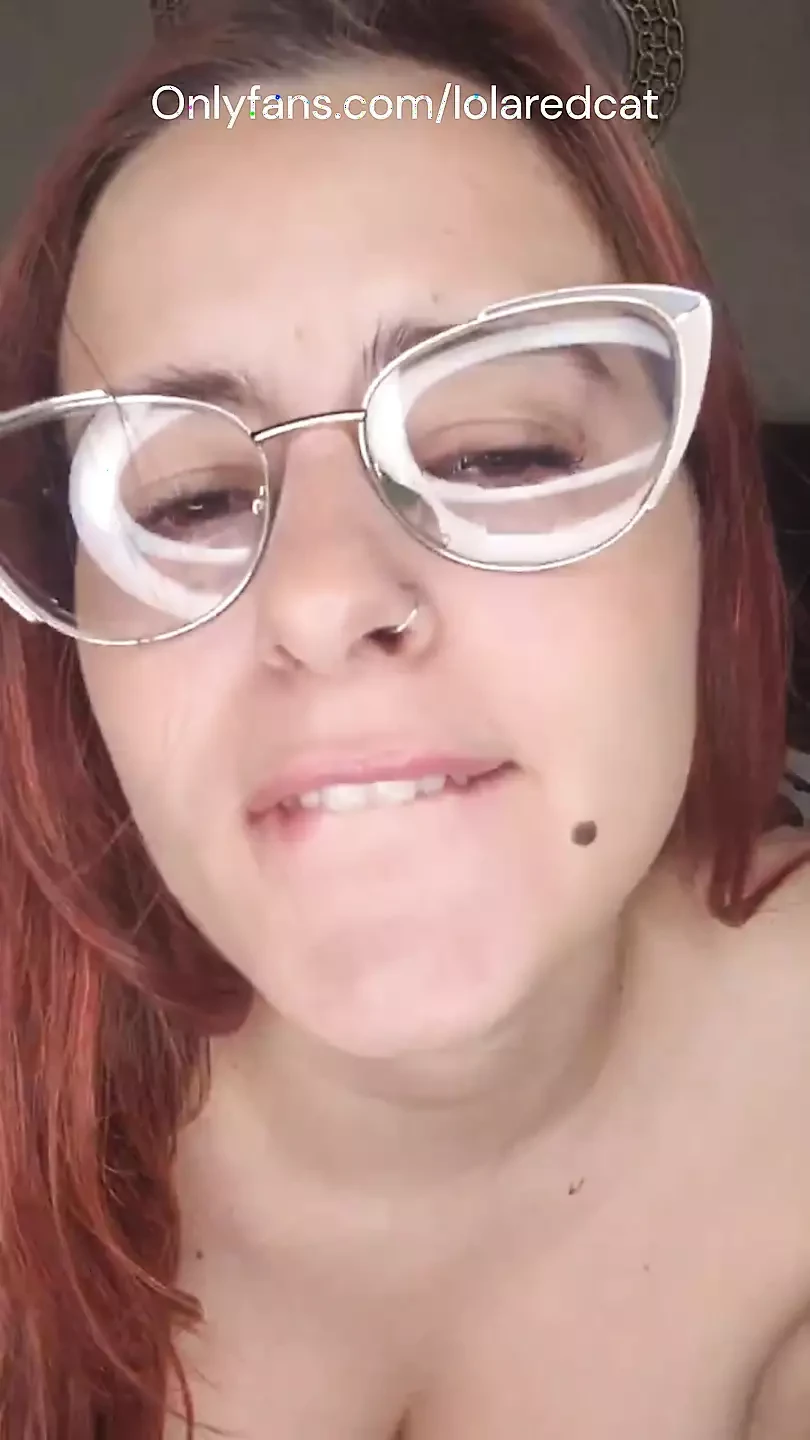 Cute girl sex videocall with her boyfriend – She plays with her pussy and reaches a happy end