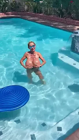 Minka – Huge boobs float in the pool (2021)