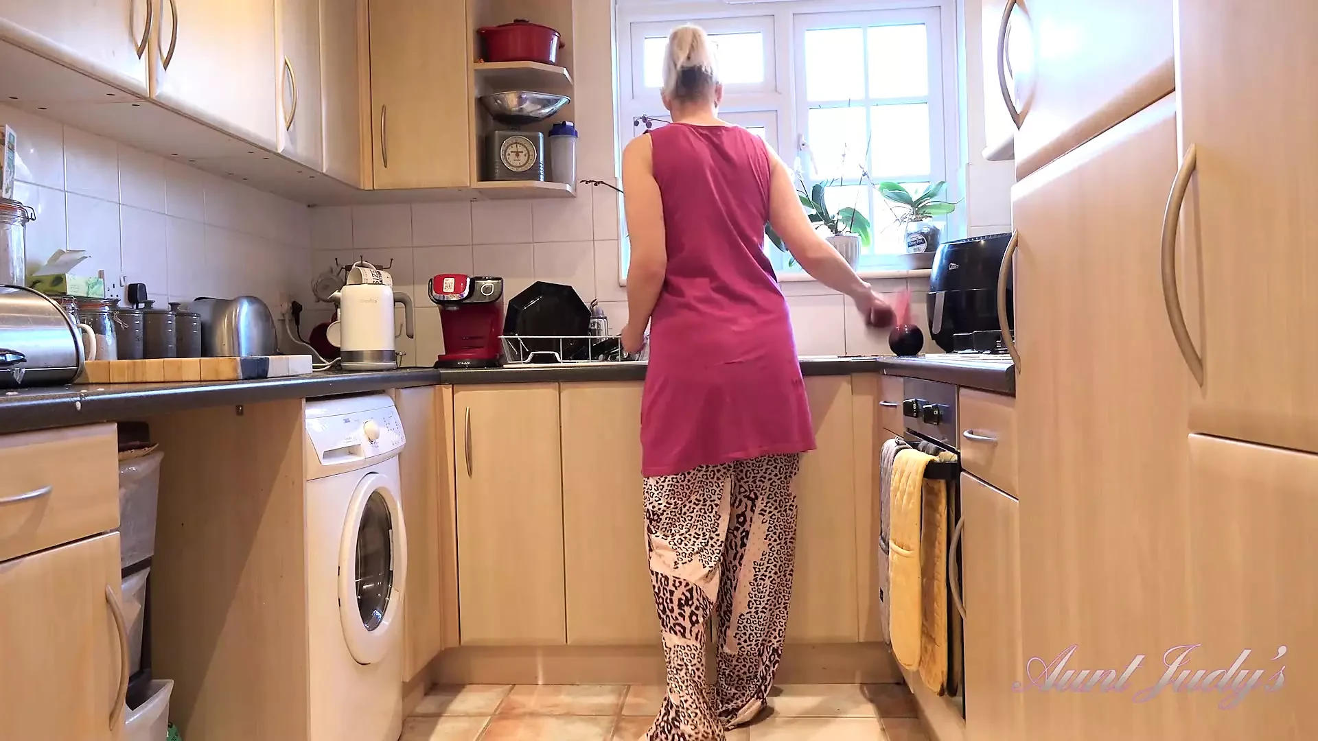 Judys – Your Mature Stepmom Mrs. Maggie Gives You JOI in the Kitchen