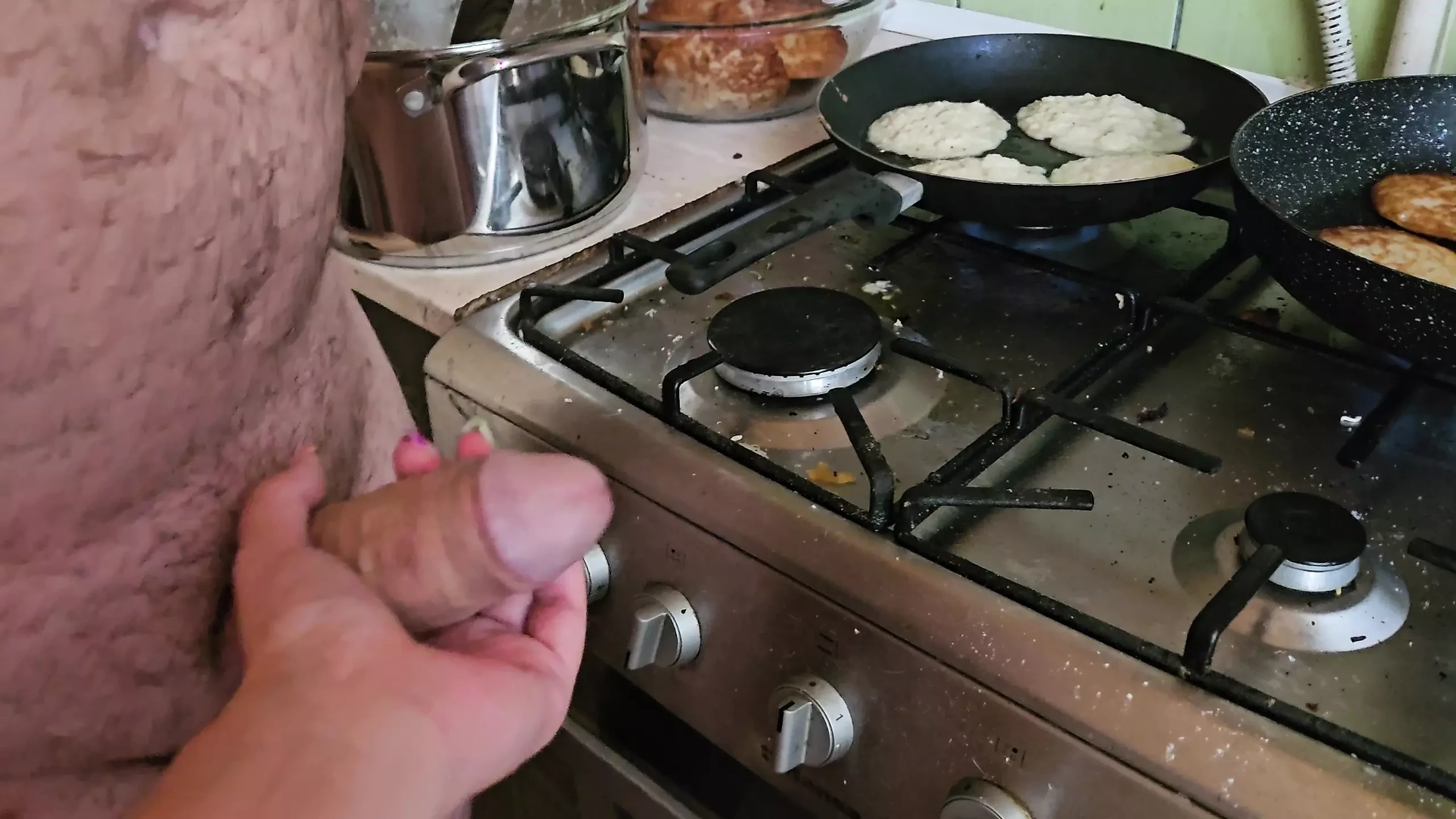 Kitchen handjob from sexy lady when I prepare dinner