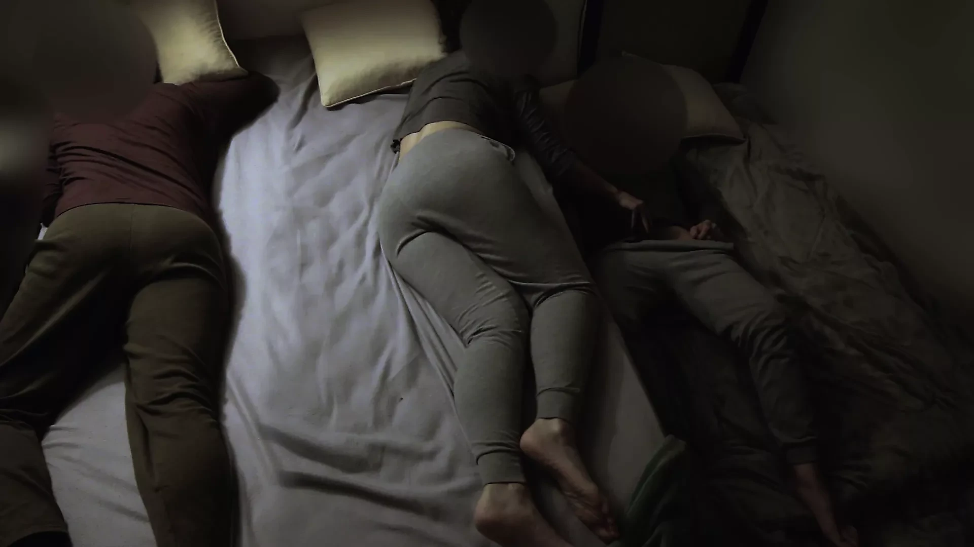 “Branquinha” fucks her husband’s cousin in the couple’s bed.