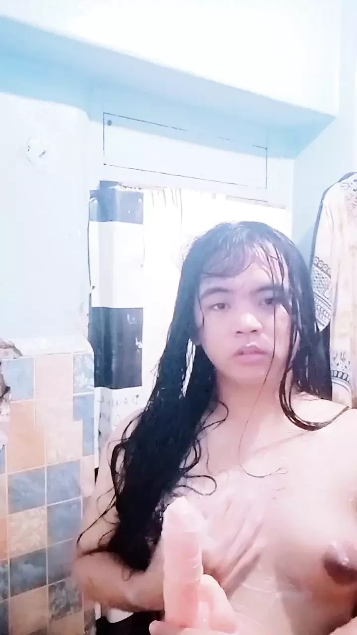 Filipina Babe Plays While on Secret Video Call