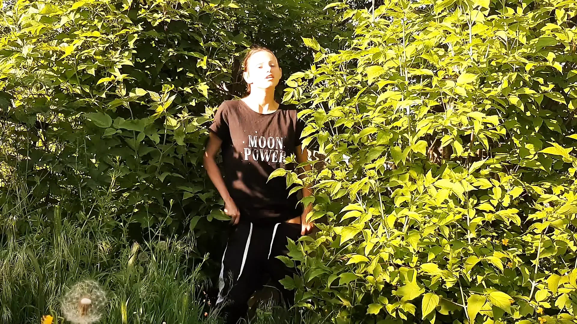 Risky public female masturbation in nature – Lesbian-candys