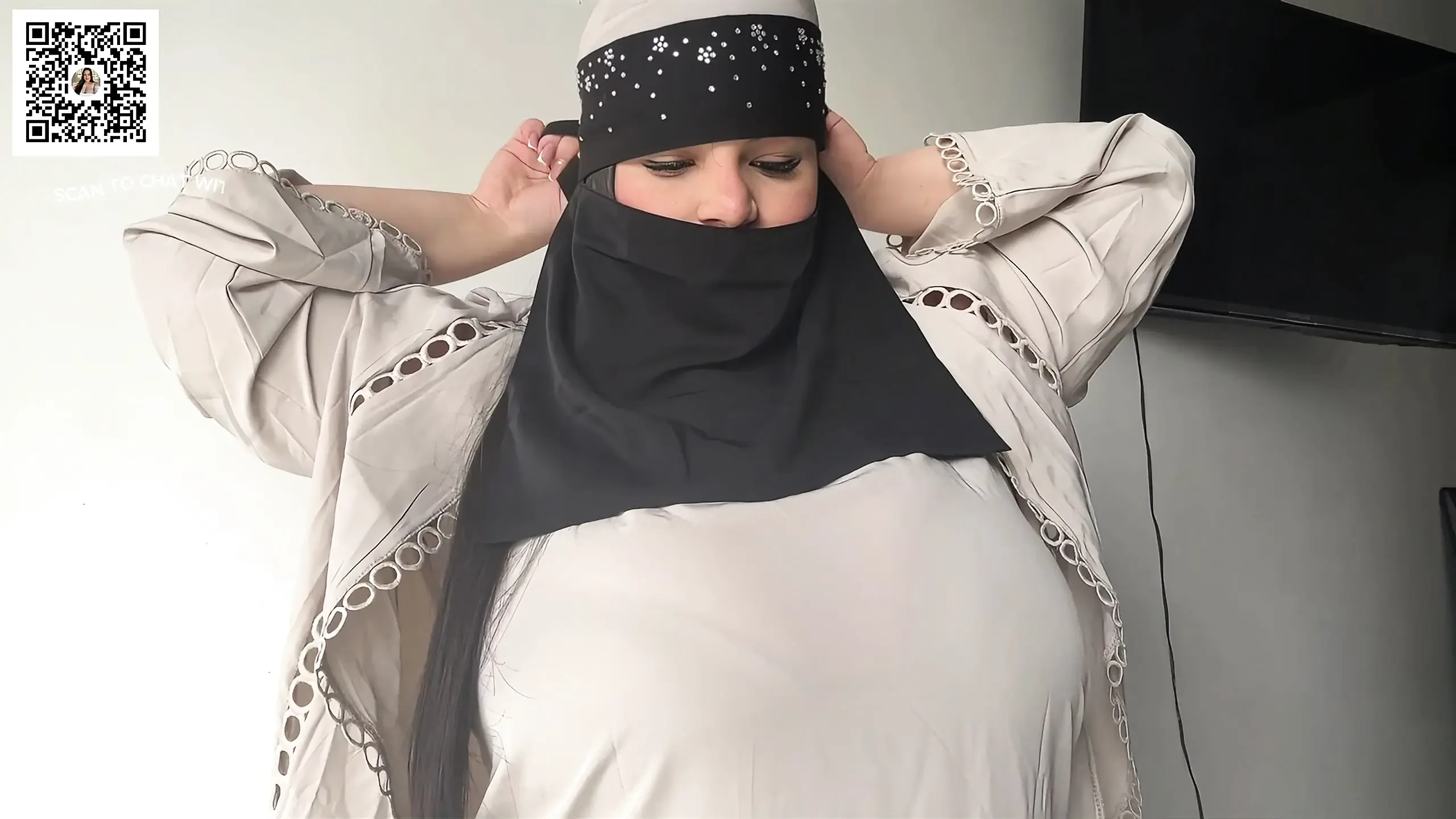 American teen big titty whore tries on Niqab