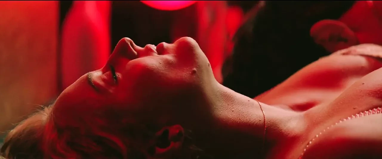 Sophie Turner – ”Heavy”