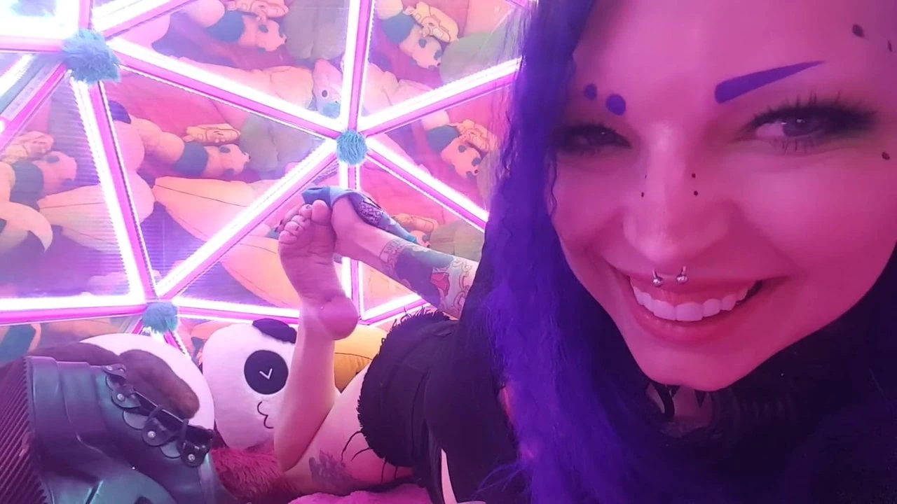 Jupiter Domina – Grimey gross festival feet!