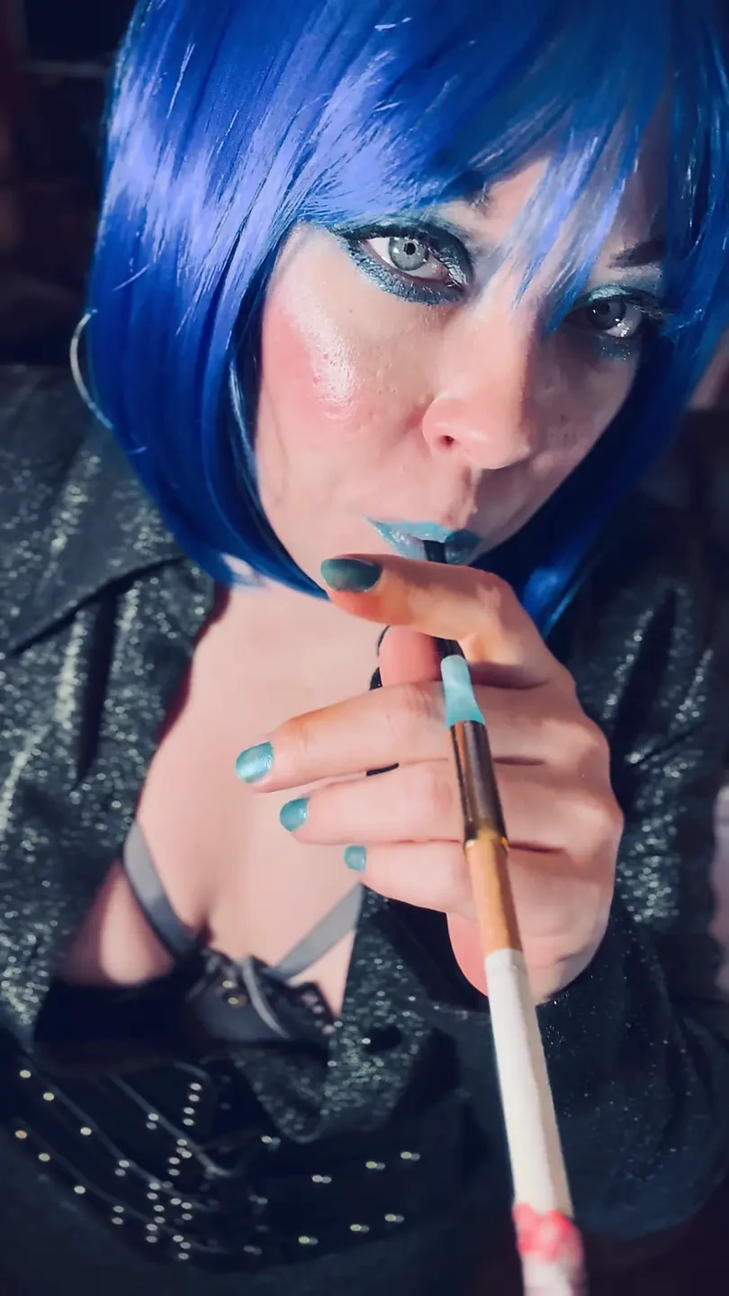 Miss Tina Snua Uses A Holder & Smokes A Superking Cigarette For Her Addicted Fans – Smoke With Me