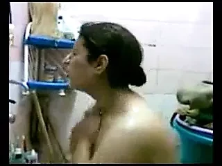 Labwa baladi ysawarha aachiqha o hiya tekhiidh douch