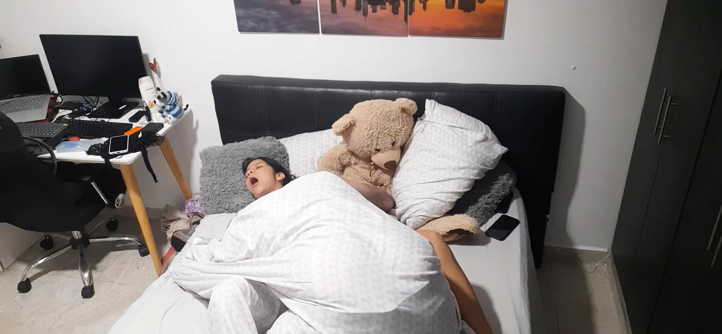 I fuck my stepdaughter’s pussy until it is full.